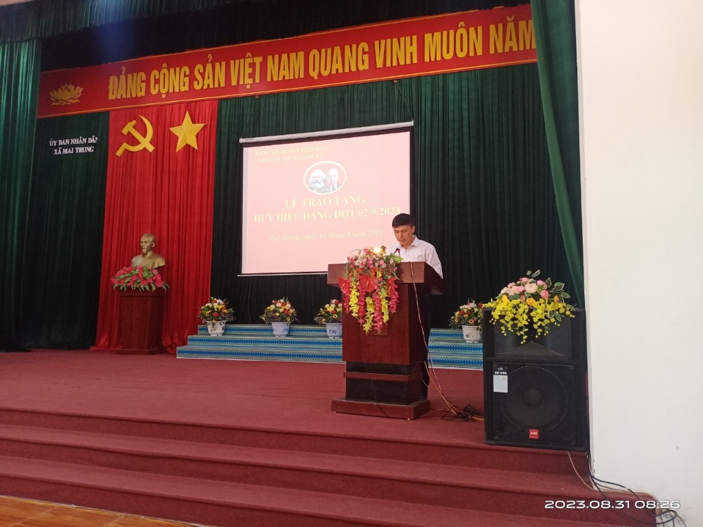 Đảng bộ xã Mai Trung tổ chức lễ trao tặng Huy hiệu Đảng nhân dịp 02/9