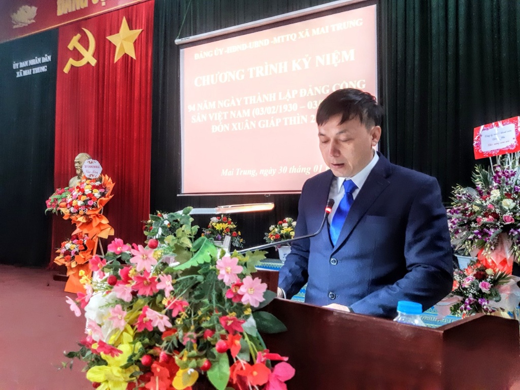 Lãnh đạo xã Mai Trung thăm và chúc mừng Trạm y tế nhân Ngày thầy thuốc Việt Nam